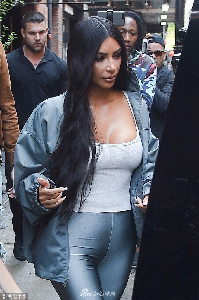 金卡戴珊出街身材紧致丰满