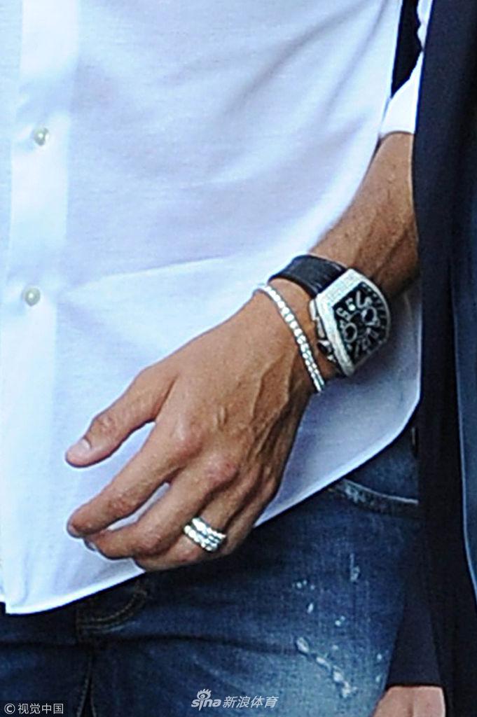 C罗携女友米兰扫货引球迷围观