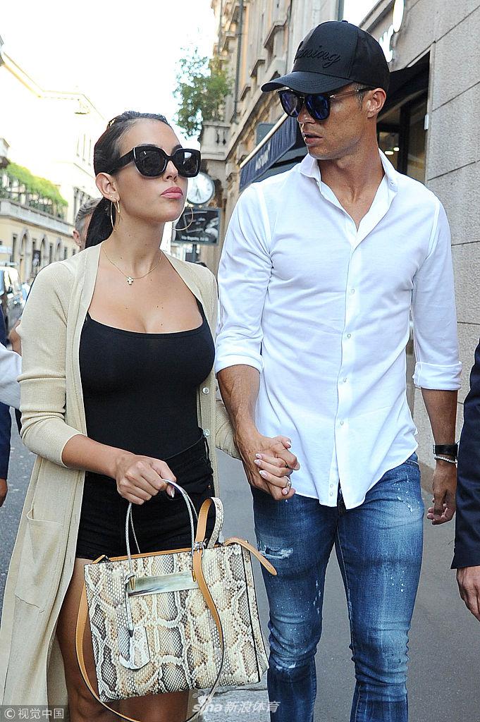 C罗携女友米兰扫货引球迷围观