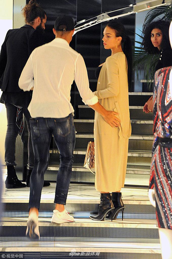 C罗携女友米兰扫货引球迷围观