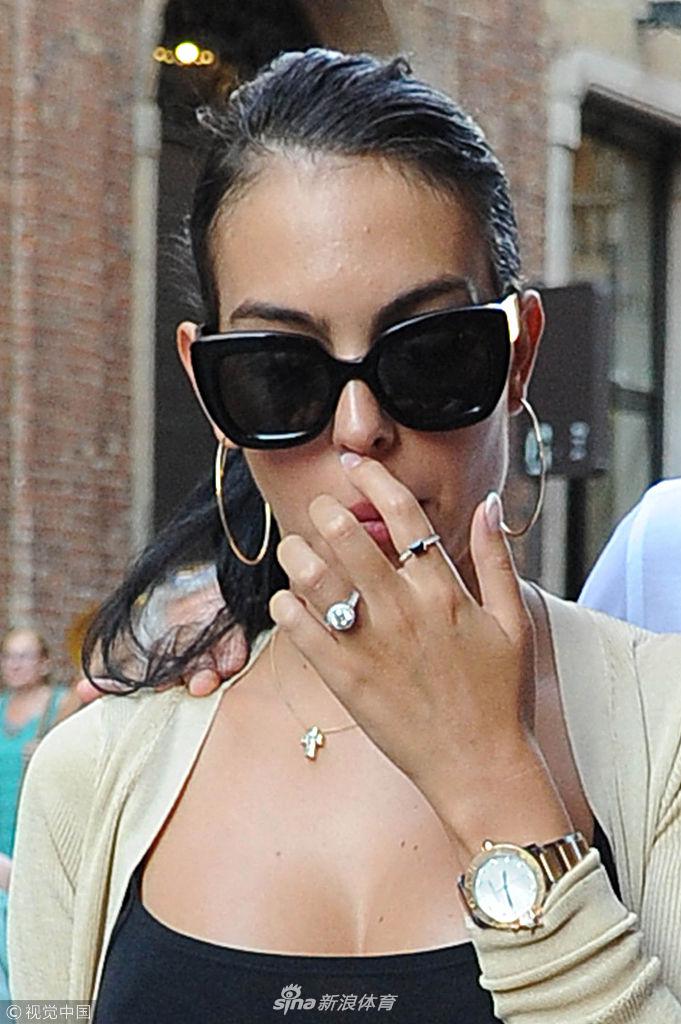 C罗女友秀鸽子蛋钻戒