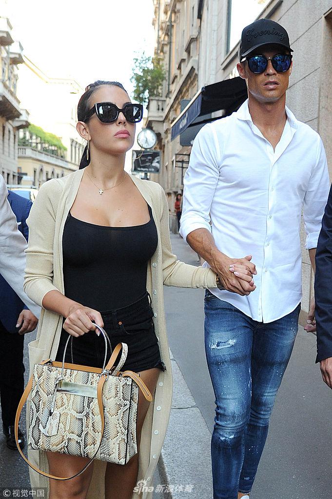 C罗携女友米兰扫货引球迷围观