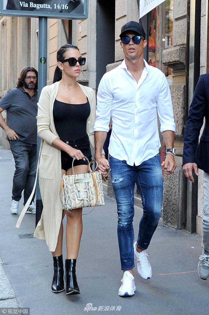 C罗携女友米兰扫货引球迷围观