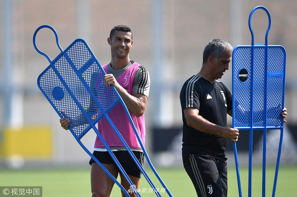 关爱留守球员！C罗高温下训练秀脚法