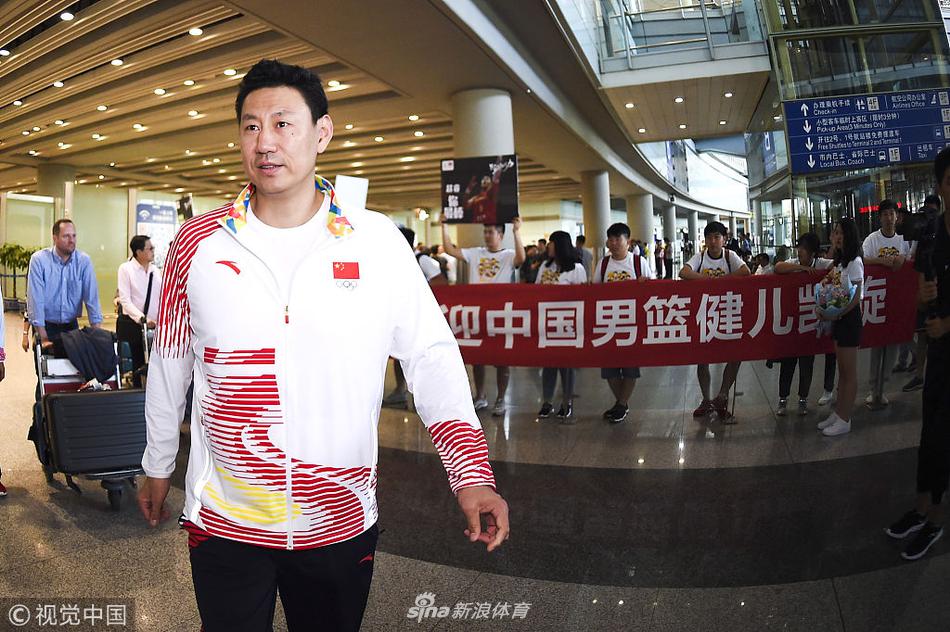 中国男篮红队凯旋返回北京