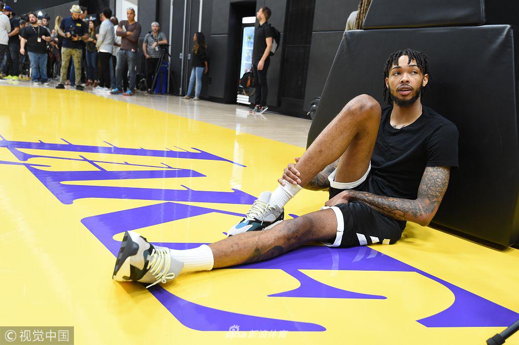 英格拉姆场边休息