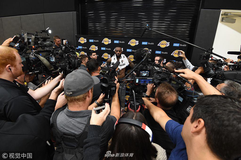 湖人训练备战新赛季 詹皇光膀子引关注