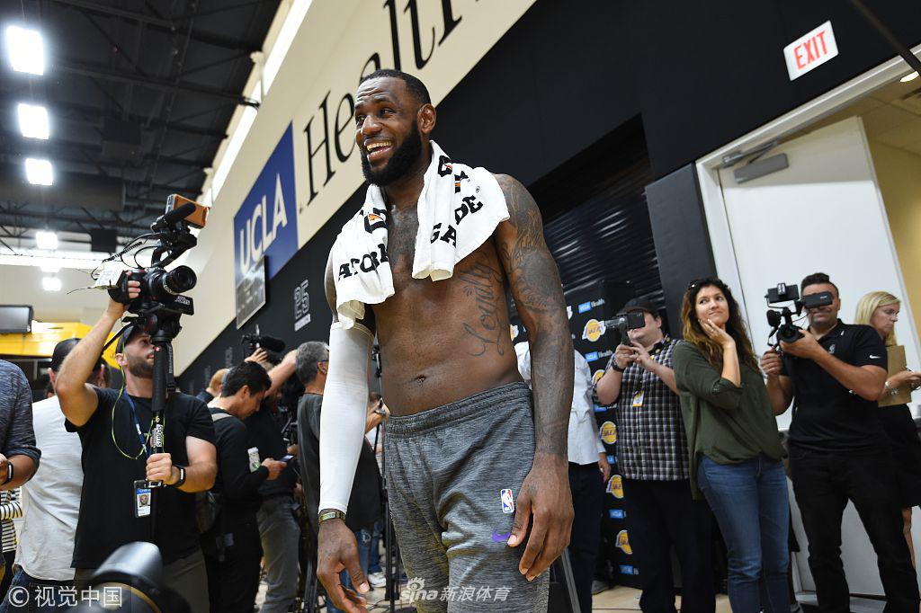 湖人训练备战新赛季 詹皇光膀子引关注