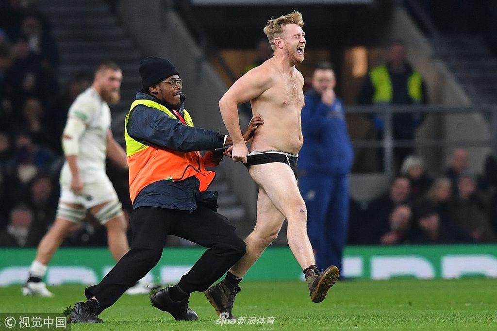 橄榄球比赛男子穿内裤闯入 遭安保驱逐不幸走光