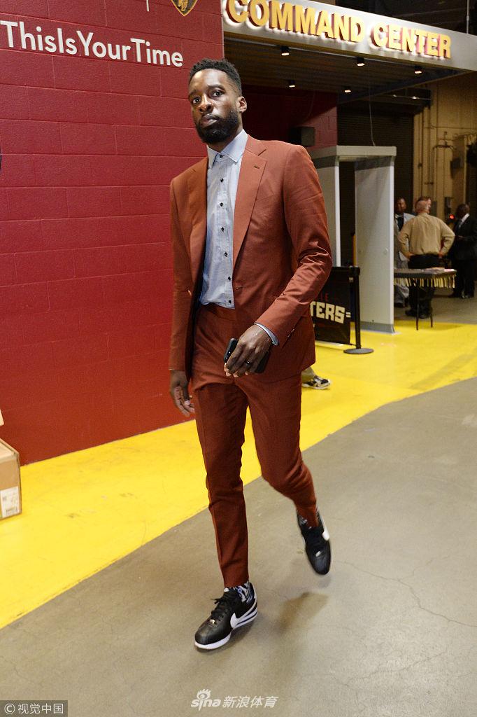 nba总决赛第三场来到骑士主场克利夫兰,赛前双方球员入场