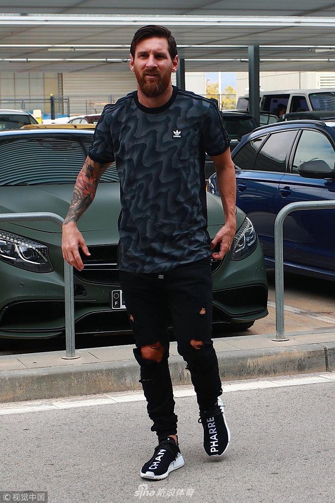 梅西机场遇女粉丝耐心签名