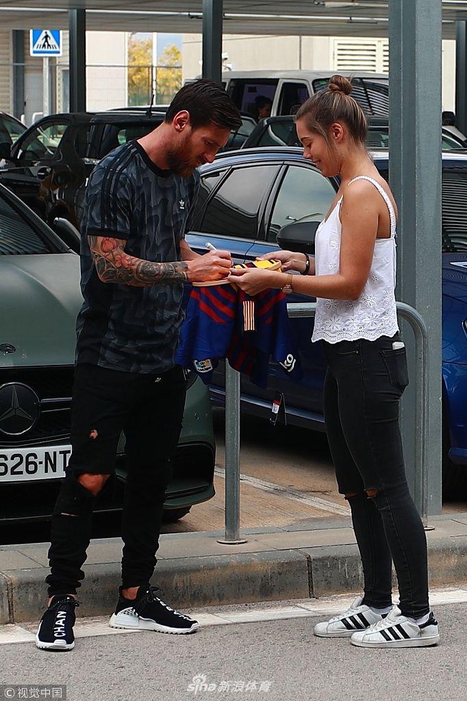 梅西机场遇女粉丝耐心签名