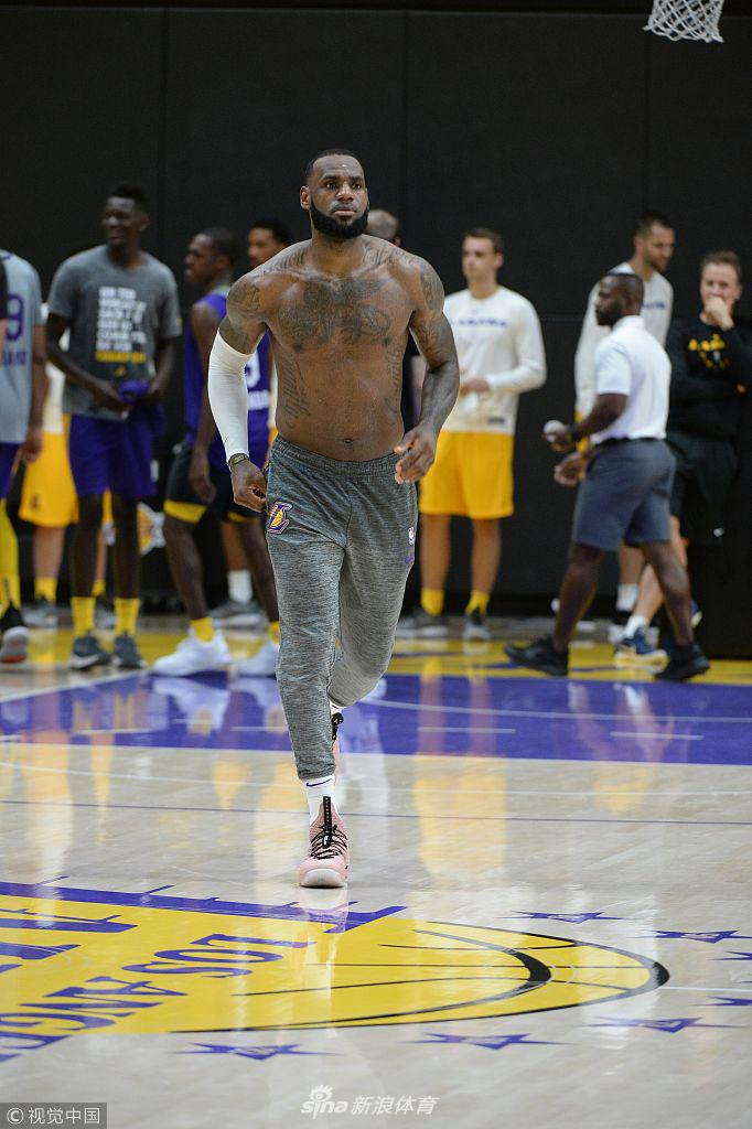 湖人训练备战新赛季 詹皇光膀子引关注