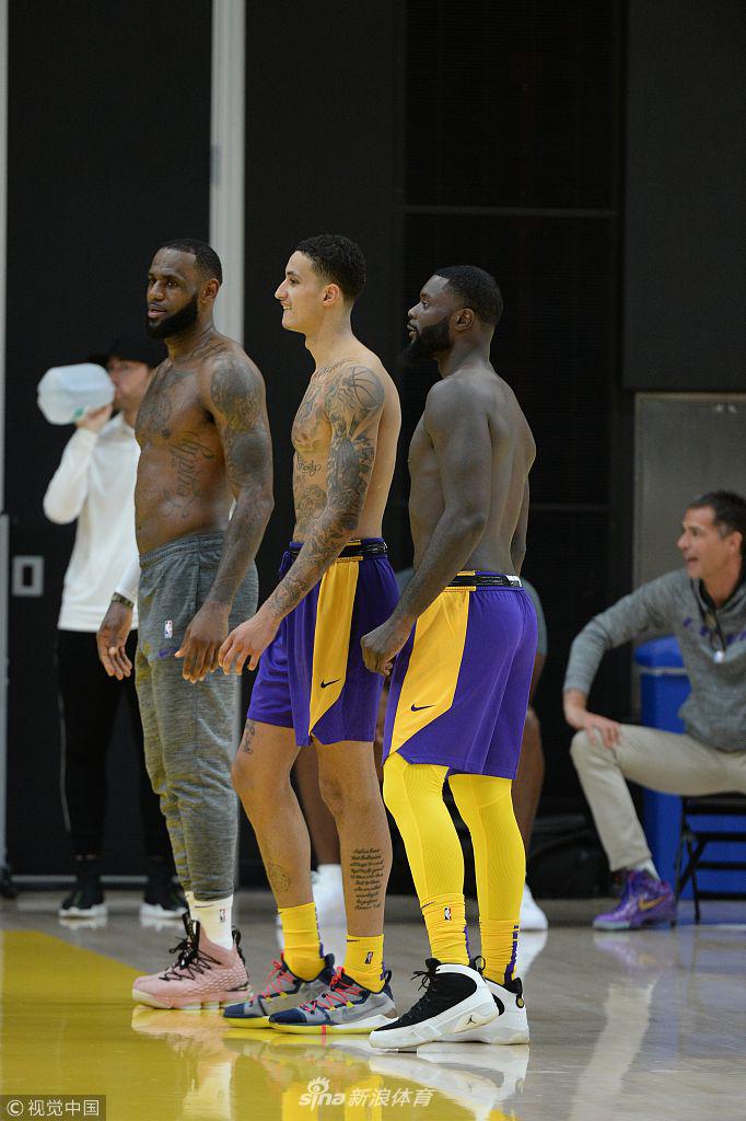 湖人训练备战新赛季 詹皇光膀子引关注