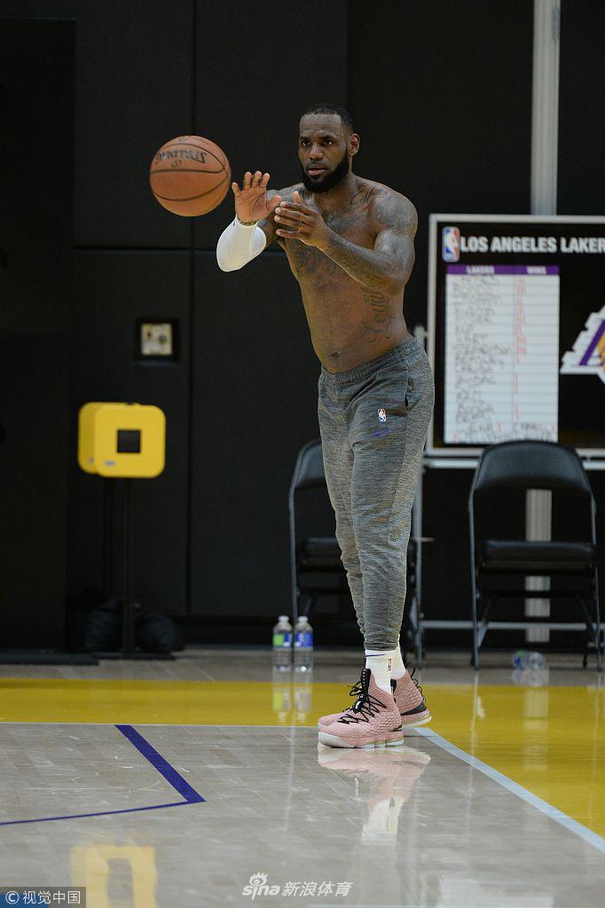 湖人训练备战新赛季 詹皇光膀子引关注