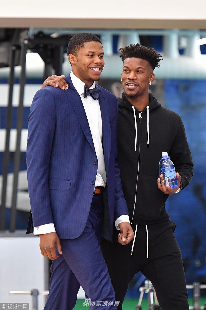 巴特勒正式亮相76人队 身穿23号球衣