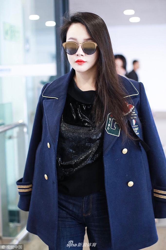 拳王邹市明美妻冉莹颖现身机场 熟女范十足