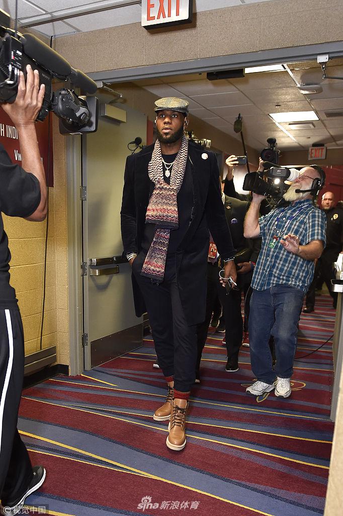 大佬回来了!詹皇引领众球员抵达球馆