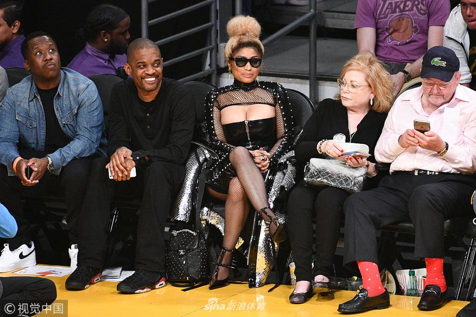嘻哈歌手Minaj观战湖人战火箭