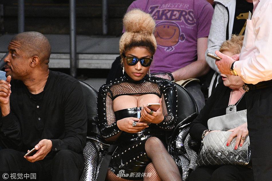 嘻哈歌手Minaj观战湖人战火箭