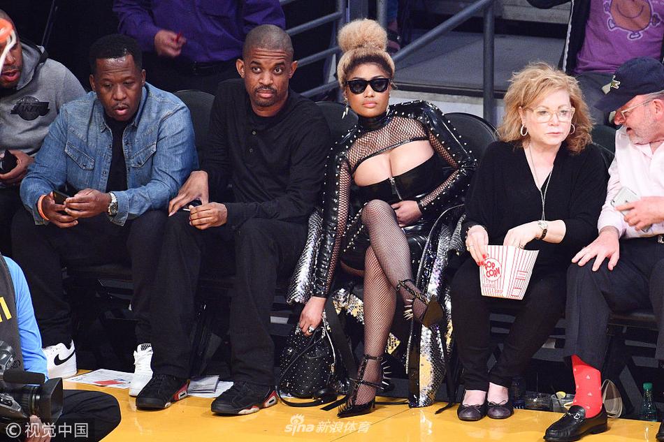 嘻哈歌手Minaj观战湖人战火箭