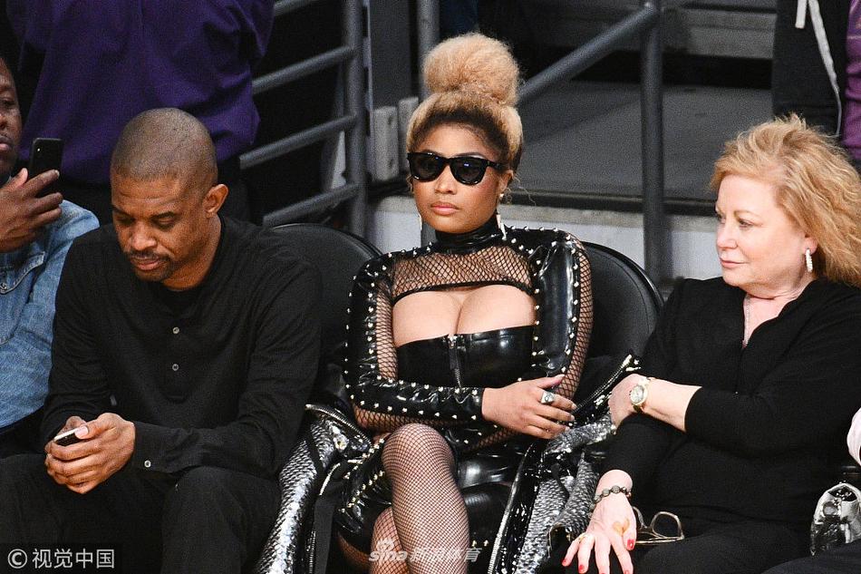 嘻哈歌手Minaj观战湖人战火箭