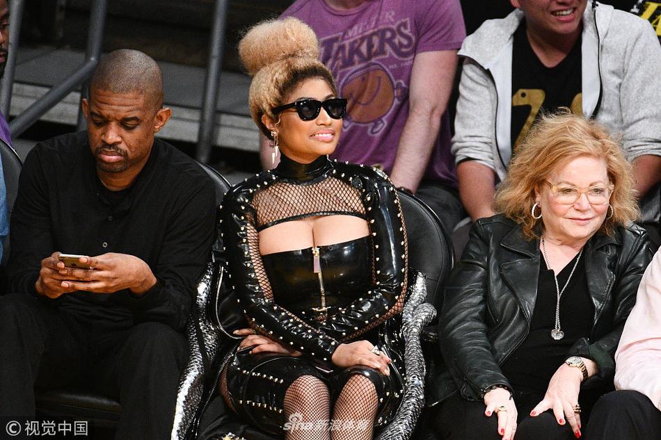 嘻哈歌手Minaj观战湖人战火箭