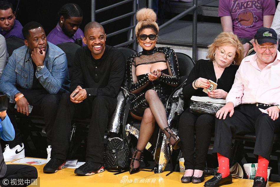 嘻哈歌手Minaj观战湖人战火箭