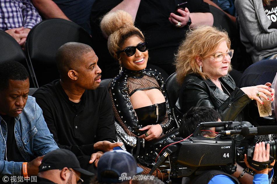 嘻哈歌手Minaj观战湖人战火箭