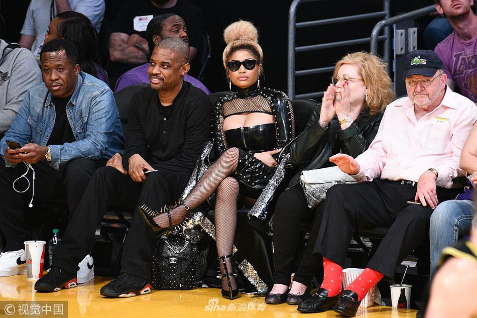 嘻哈歌手Minaj观战湖人战火箭