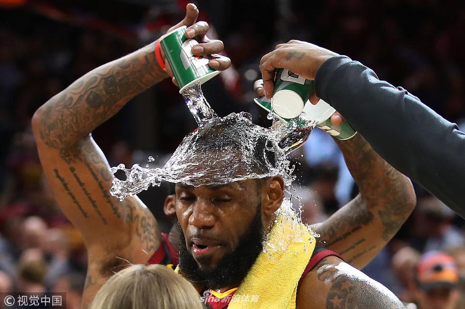 队友祝贺詹姆斯