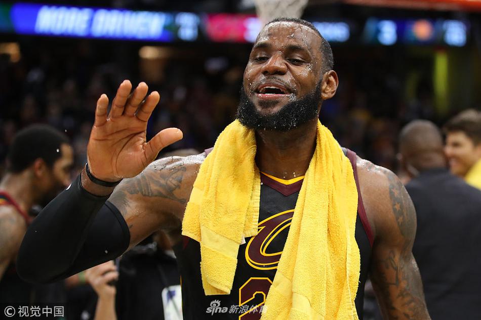 詹姆斯拿下关键比赛