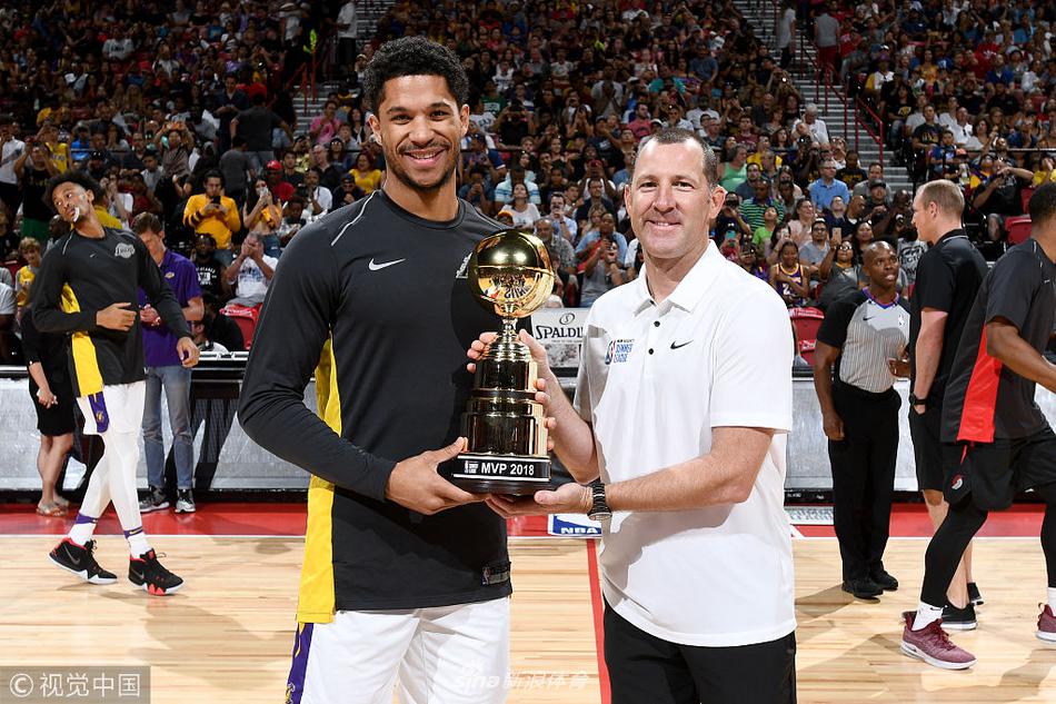 约什-哈特领取MVP奖杯