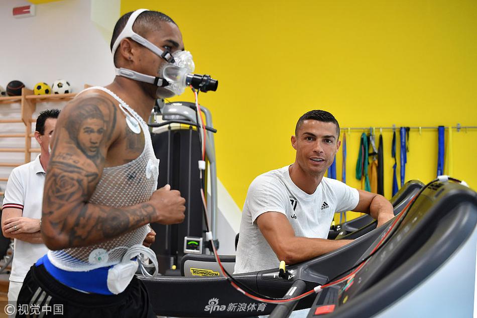 C罗看队友体测