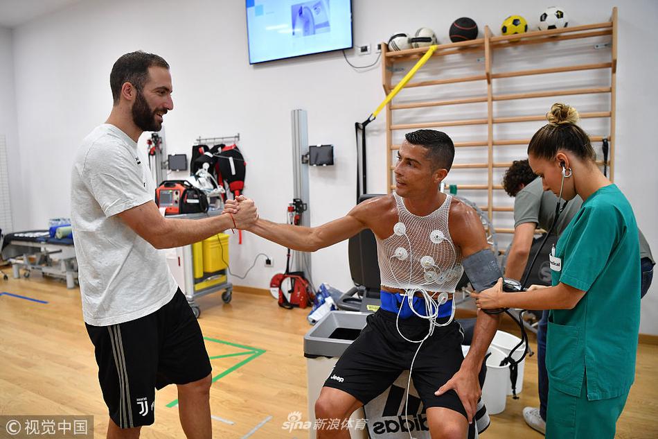 C罗与伊瓜因打招呼