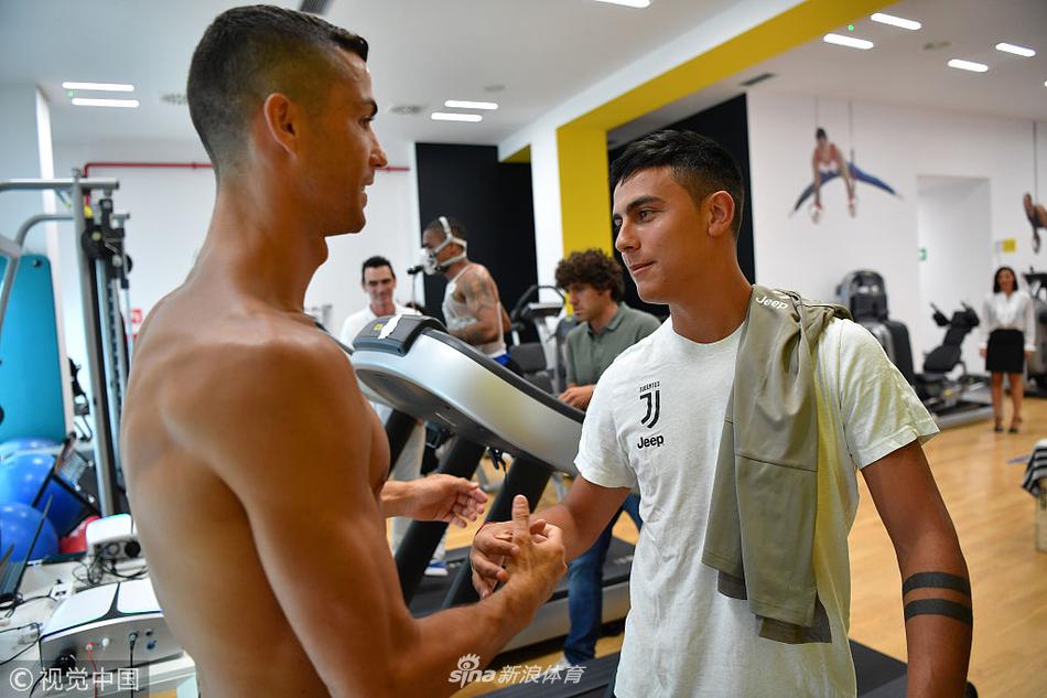 C罗与迪巴拉寒暄