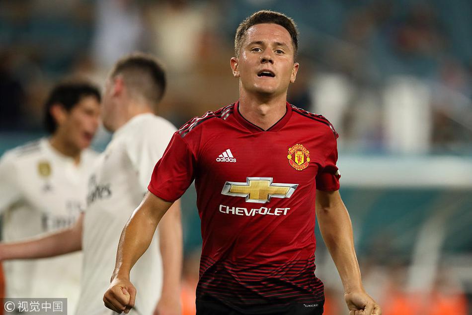 埃雷拉抽射进球