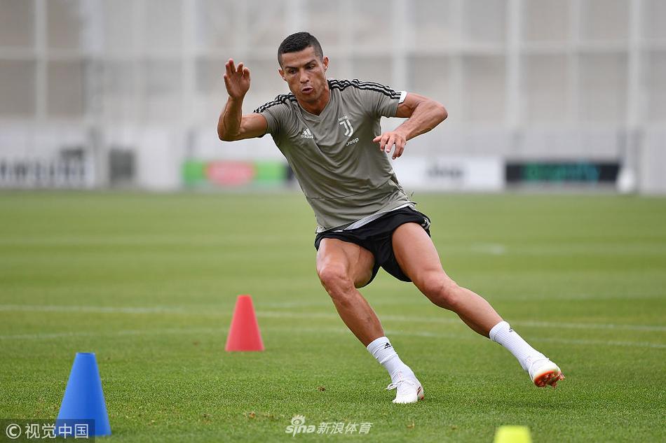 C罗训练聚精会神