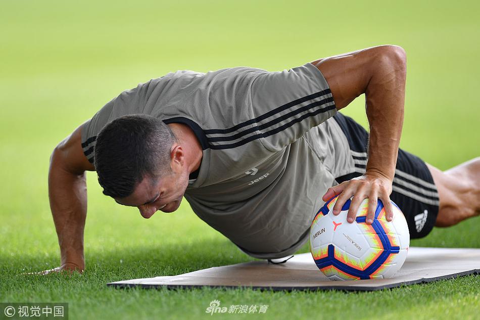 C罗做俯卧撑
