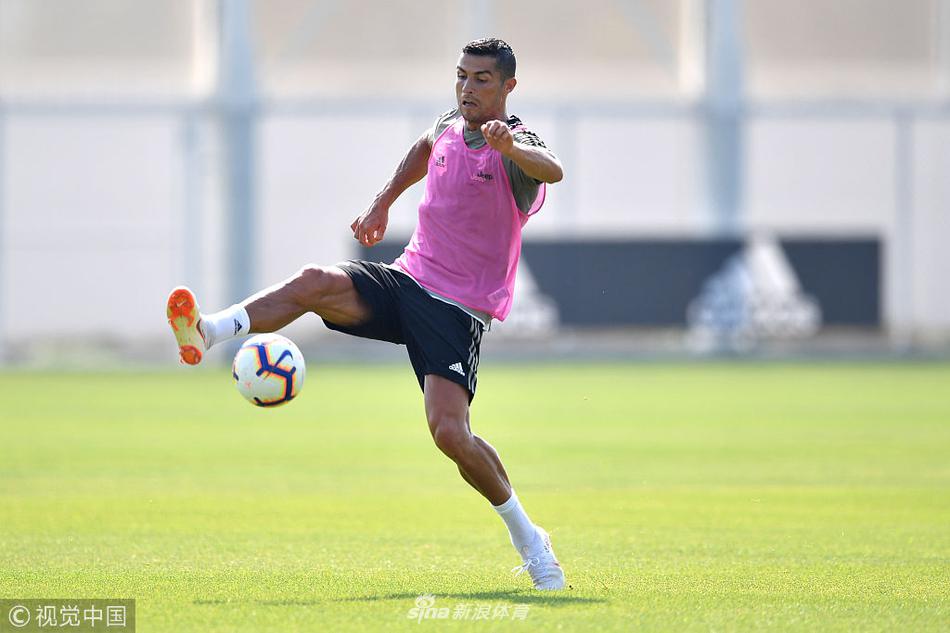 关爱留守球员！C罗高温下训练秀脚法