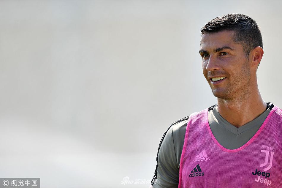 关爱留守球员！C罗高温下训练秀脚法