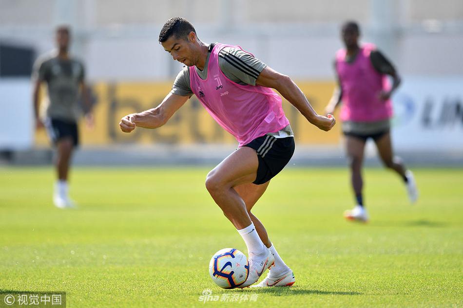 关爱留守球员！C罗高温下训练秀脚法