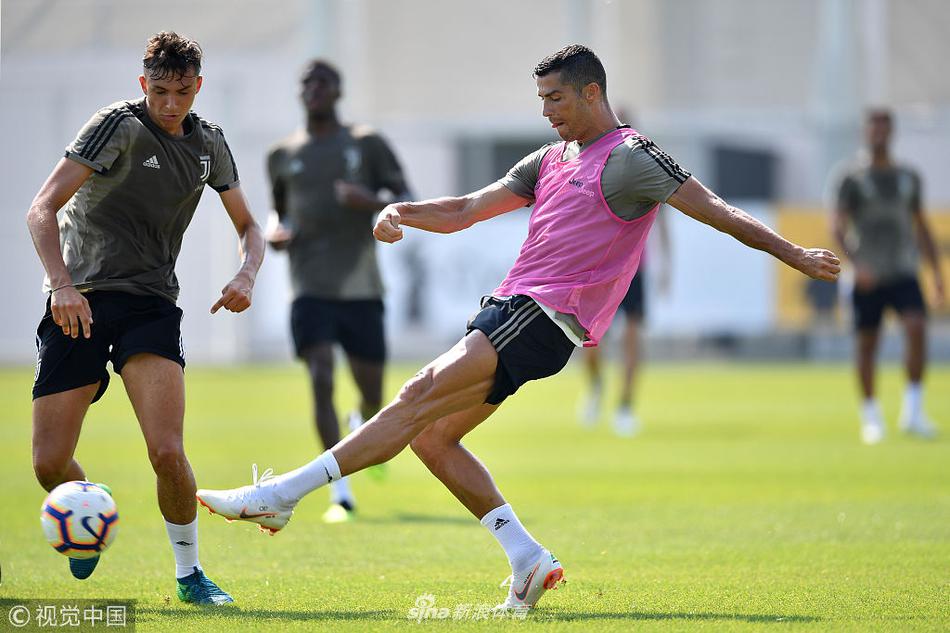 关爱留守球员！C罗高温下训练秀脚法