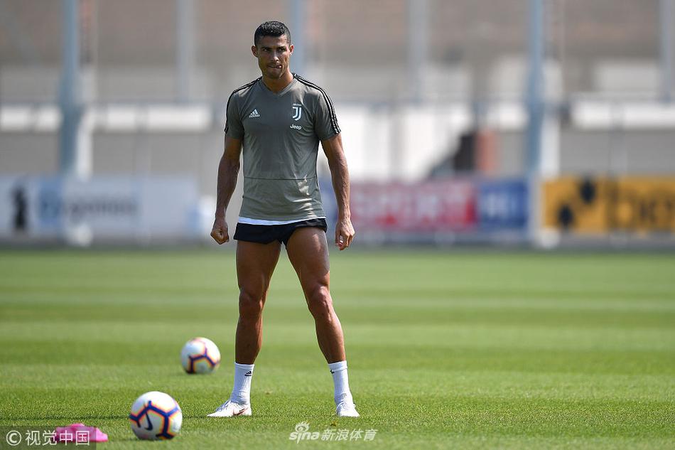 关爱留守球员！C罗高温下训练秀脚法