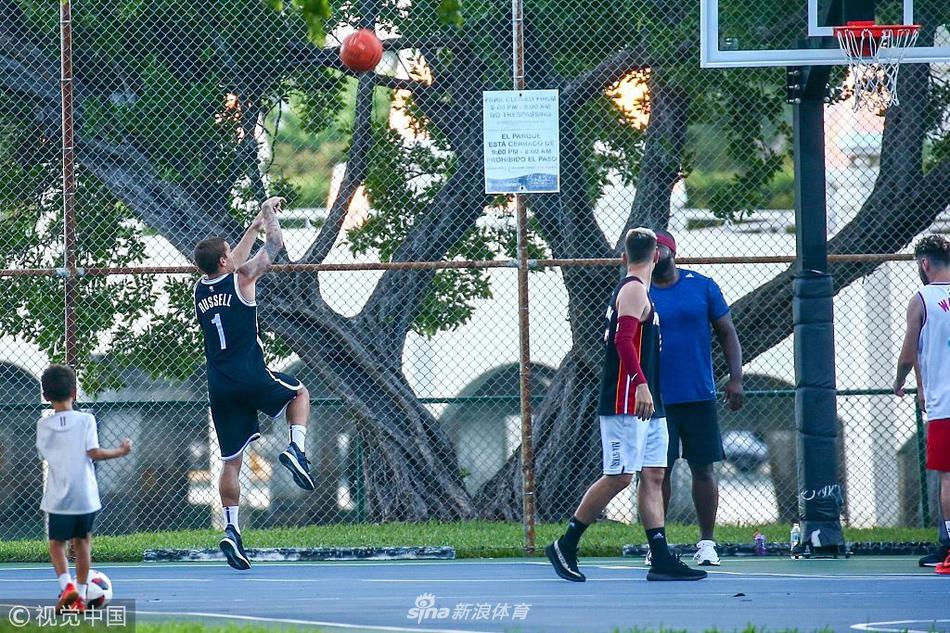 格列兹曼迈阿密度假 穿篮网1号球衣打球