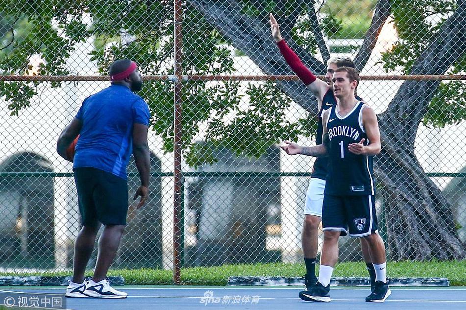 格列兹曼迈阿密度假 穿篮网1号球衣打球