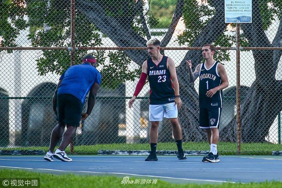 格列兹曼迈阿密度假 穿篮网1号球衣打球