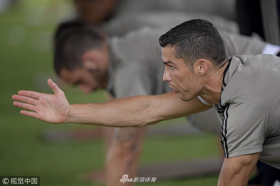 尤文图斯训练备战 C罗对自己狠一点