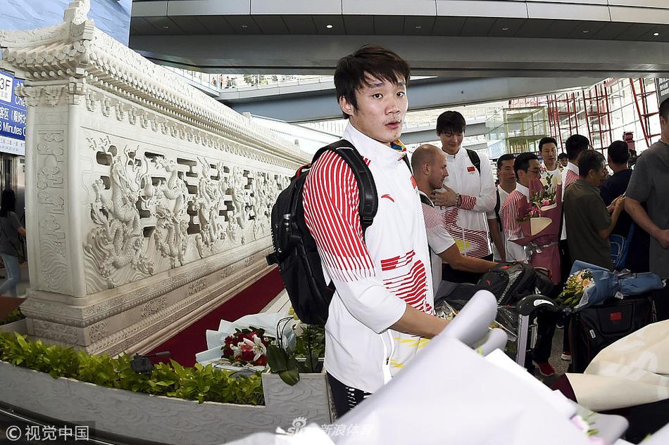 丁彦雨航表情有点萌