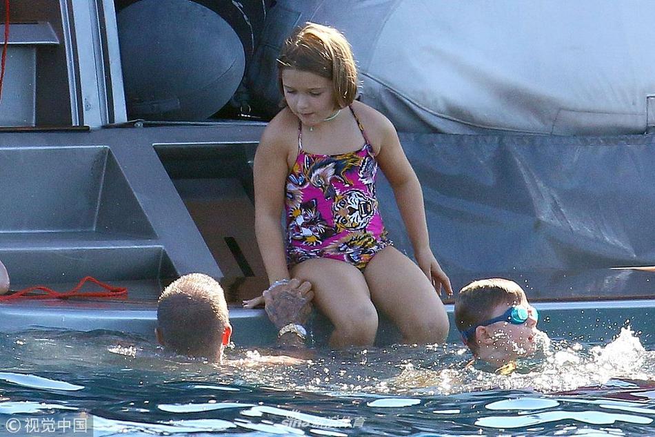 贝克汉姆一家出海亲吻秀恩爱 小七肉腿抢镜